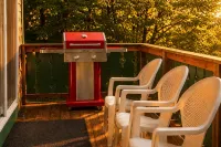 Chalet • Jacuzzi Tub • Nordic Village Pools • Sleeps 7 • Near Storyland & Skiing - Pools