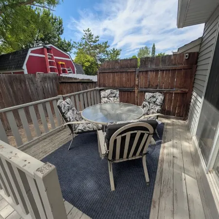 The Hideout-Single Level 2Br/2BA Townhouse Near Highland!