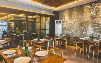 La Fiesta Hotel - parkir