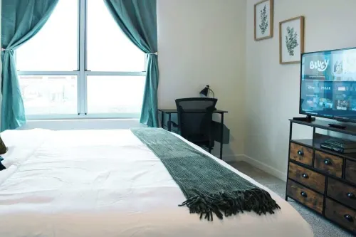 Luxury Apt Steps from 4th Street Live — Pool, Hot Tub & Free Parking - Apartments