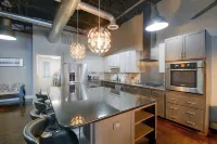 Urban Downtown Roanoke Loft w/ Private Hot Tub - Apartments