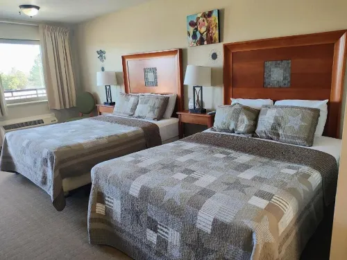 The Lodge at Russell - Russell Inn - Motels