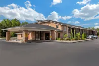 Econo Lodge Inn & Suites - parking