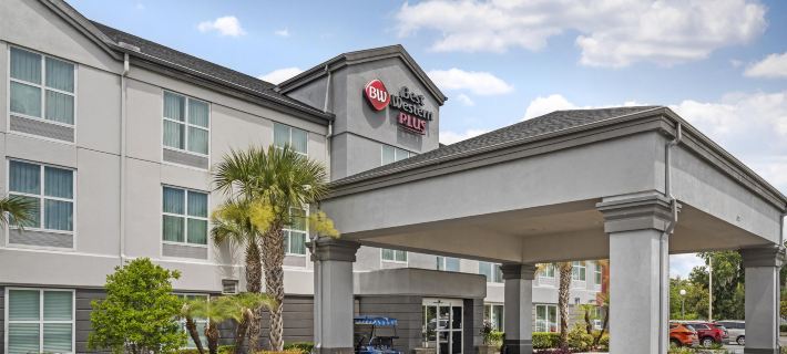 Best Western Plus Chain of Lakes Inn  Suites Hotele w: Lake County