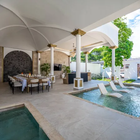 The Palace 10BR Villa Luxury Pool, Jacuzzi, Resort Style Bar