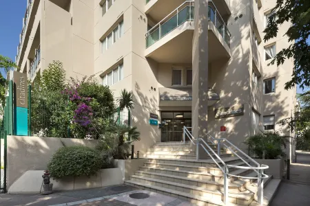 RockyPop Marseille Hôtel Отели рядом с достопримечательностью «Arc de Triomphe ( Porte d'Aix )»