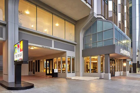The Bristol Hotel San Diego Отели рядом с достопримечательностью «Ботаникал Билдинг»