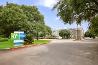 Holiday Inn Express & Suites COLUMBUS by IHG - Parkplatz