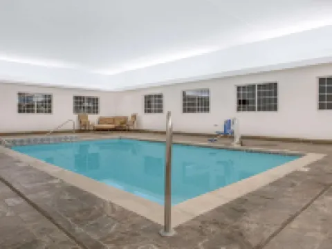 Super 8 by Wyndham Cedar Falls IA - University Hotels in Cedar Falls