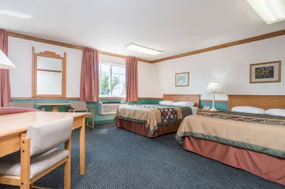 Super 8 by Wyndham Sheldon Hotel dekat Northwest Iowa Community College–Sheldon