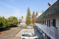 Motel 6 Porterville, CA - parking