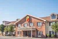 Super 8 by Wyndham Madison IN Hotel dekat ALDI