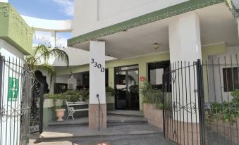 Hotel Laguna Inn - Housity