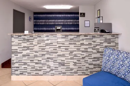 Americas Best Value Inn Monroeville Отели рядом с достопримечательностью «Парк Клоселл»