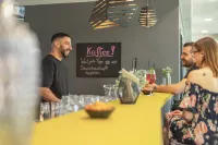 هوليداي إنن ا ت اإنج يو،  يفين دوسلدورف أوست بٓي آيتش جي - بار