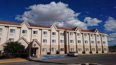 Microtel Inn & Suites by Wyndham Chihuahua Hotel dekat Vía Lombardía
