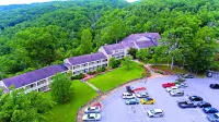 Pine Mountain State Resort Park Hotels in Pineville