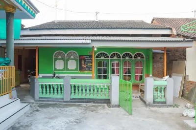 Spot on 1762 Gandrung Payungan Family InnNearStasiun Banyuwangi Kota Hotel a Taman Suruh