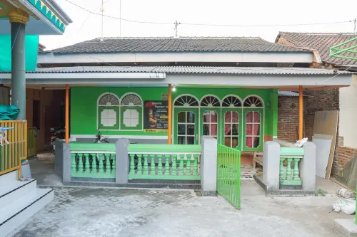 Spot on 1762 Gandrung Payungan Family InnNearStasiun Banyuwangi Kota Hotel a Glagah