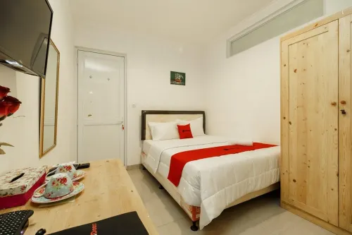 RedDoorz Syariah Plus Near Pancoran 2