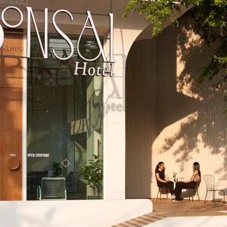Bonsai Hotel Bangkok Отели рядом с достопримечательностью «Станция экспресс-поезда Ratchaprarop»