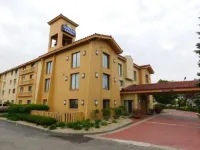 Days Inn & Suites by Wyndham Arlington Heights Hotels in Buffalo Grove