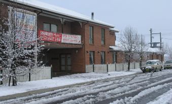 Snow Gate Motel and Apartments