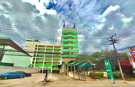 Regent Lodge Lampang Отели рядом с достопримечательностью «Wat Chedi Sao Lang»