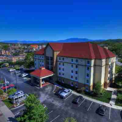La Quinta Inn & Suites by Wyndham Pigeon Forge Hotel Exterior