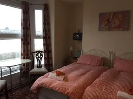 Bayside Guest House Отели рядом с достопримечательностью «Ogmore Castle»