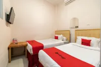 RedDoorz at Fella Homestay Medan Hotels in Silalas