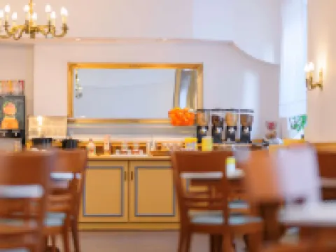 โรงแรมฮันโนเฟอร์แอร์พอร์ต บายเพรอมีแยร์กลาส โรงแรมในLangenhagen