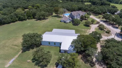 Towering Oaks Event & Retreat Center Hotéis em Valley View