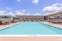 Ramada by Wyndham Macon - Kolam Renang