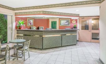 Super 8 by Wyndham Ambassador Bridge Windsor on
