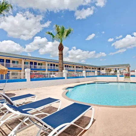 Days Inn by Wyndham Baytown Garth Road I10 East