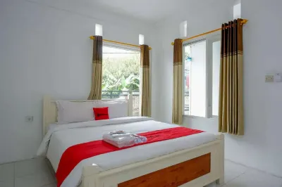 RedDoorz Plus Near Taman Rekreasi Selecta 2 Hotels in Bumiaji