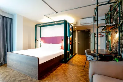 Yotel Manchester Deansgate Hotel dekat UCFB Etihad Campus