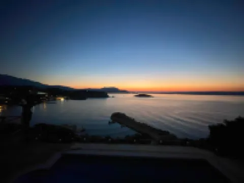 Luxury Seaview Apartment, 60Sec Walk to Beach!