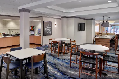 Fairfield Inn & Suites Warner Robins Отели рядом с достопримечательностью «Парк Уэллстон»