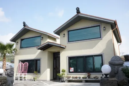 Seogwipo Haengbok Pension Отели рядом с достопримечательностью «Soesokkak Estuary»