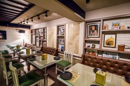 Hotel Oriental Aster - Mumbai International Airport Отели рядом с достопримечательностью «Paras Dham Temple»