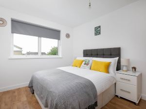 "skyvillion - 2Bed Enfield Flat W/Balcony & Parking"