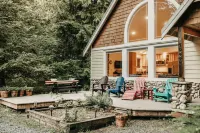 Mt Baker Lodging's Cabin #1 - with Wifi, Hot Tub, Pet Friendly