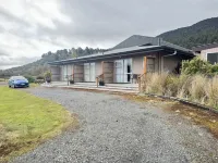 The Crossing Lodge and Backpackers Hotels in Whakapapa Village