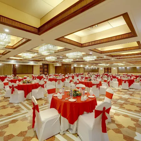 Pride Plaza Hotel, Ahmedabad Отели рядом с достопримечательностью «Торговый центр Alpha One»