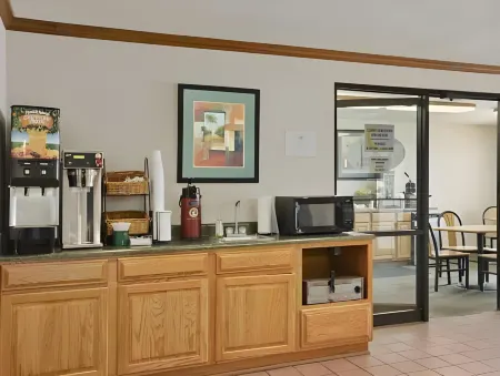 Super 8 by Wyndham Peoria