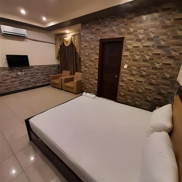 PHYLLEN HOTEL - Housity