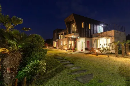 Jeju Banhakeurapensyeon Отели рядом с достопримечательностью «Jeju Jeolmul Natural Recreation Forest»