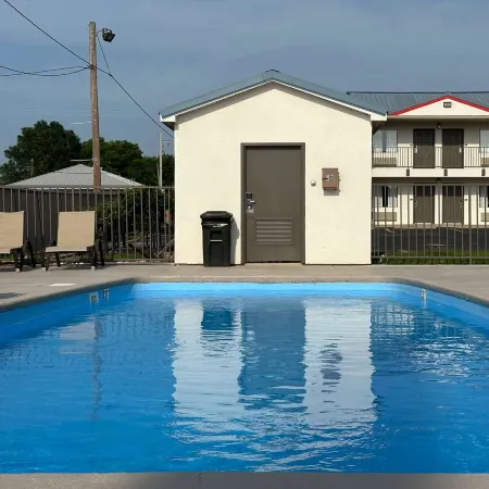 Super 8 by Wyndham Monroe